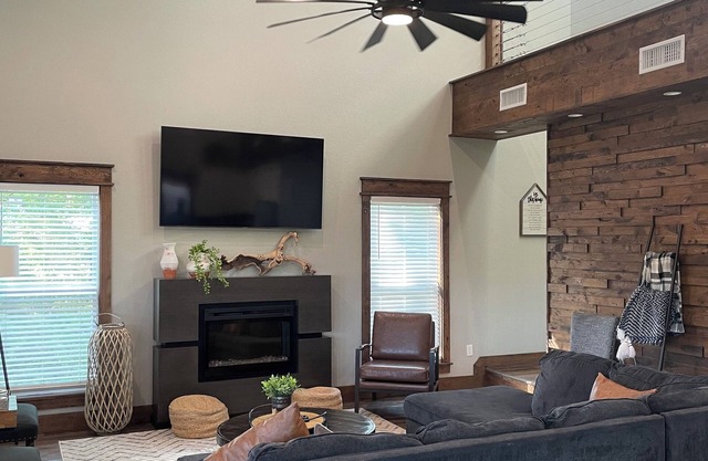 "RIVER TIME" CABIN DIRECTLY ON CADDO RIVER, FLAT YARD