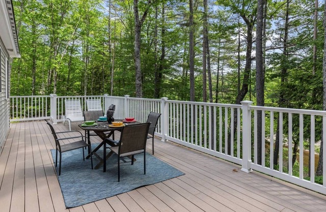River View House: Family Friendly: swim, hike, fish! Close to shops & eateries!