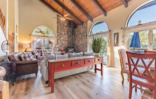 River View Retreat Sleeps 16/hot tub/basketball court