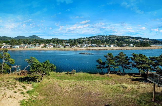 Blick auf den Fluss und Angeln vom Garten - tierfreundlich, 5 Minuten zu Fuß zum Strand, Meister w / Private Deck & Wif