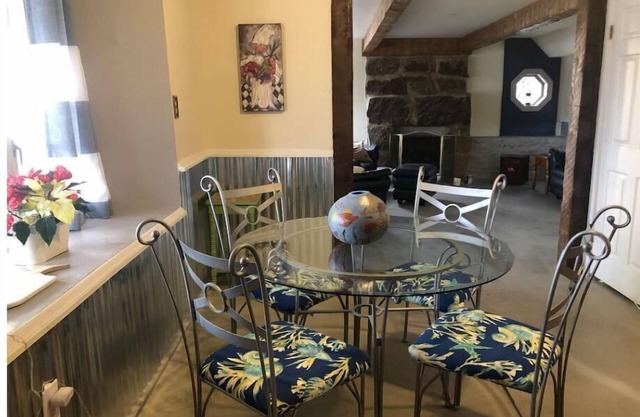 River Views from Every Room! Clean, Newly Remodeled, Full Kitchen