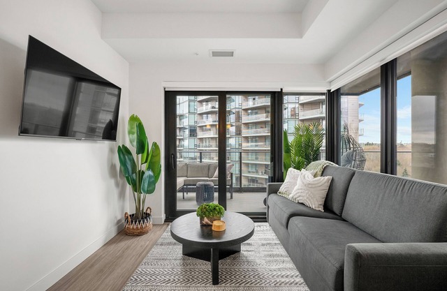 River Views w XL Patio, Parking, Office, 2BR