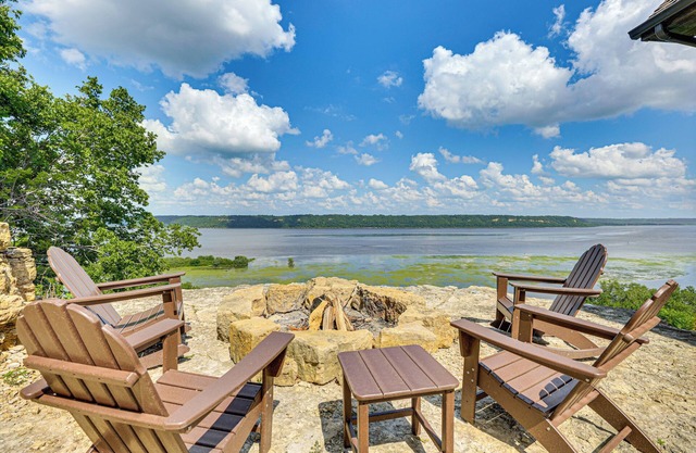 River Views + Wraparound Deck: Dubuque Getaway