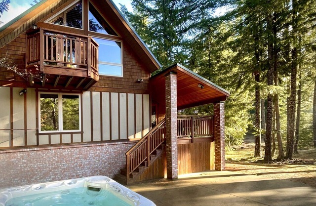 River-Walk Cabin - near Mount Rainier National Park