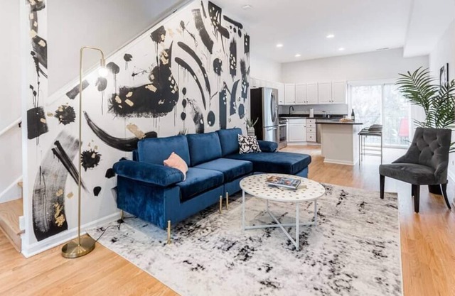 River West City Style: 360 Views on Roof Deck & Free Parking