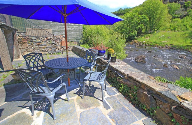 RIVERBANK COTTAGE, pet friendly, with open fire in Beddgelert