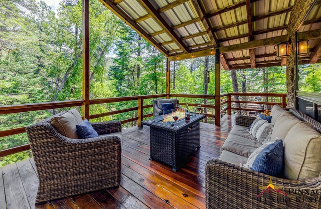 Riverbank Swank-Rustic Luxury Cabin now w/Hot Tub!