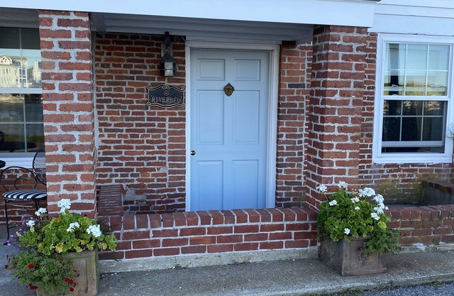 Riverbed, Romantic Waterfront Suite, walk to town