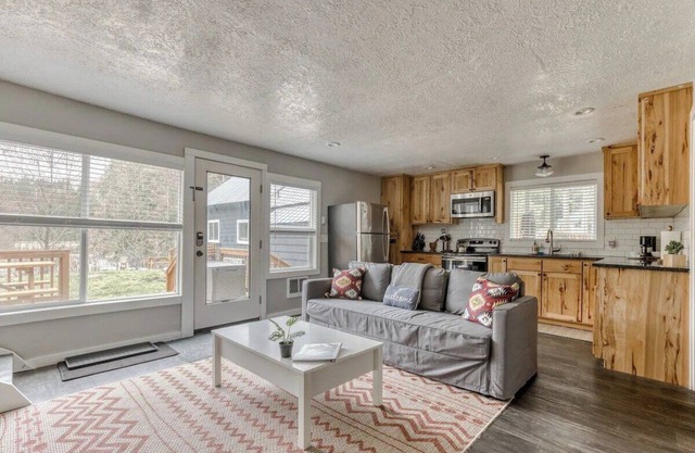 Riverbend Cabin: Hot Tub, River Front Dog Friendly