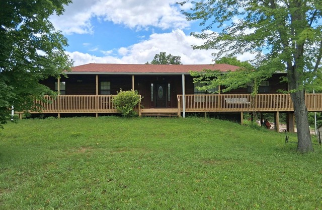 Riverbend Getaway-Adventure awaits- minutes to swim, float, fish, hike and relax
