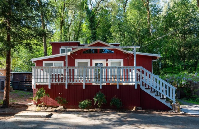 ✨ Cozy River Bungalow amongst the Redwoods