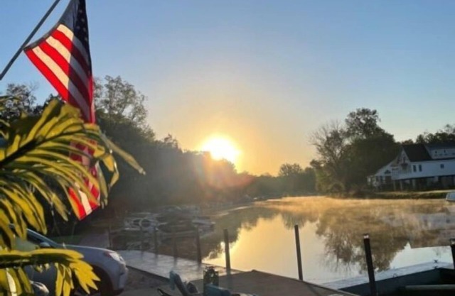 RIVERBEND RETREAT LOWER UNIT WATERFRONT W/HOT TUB OPEN YEAR ROUND