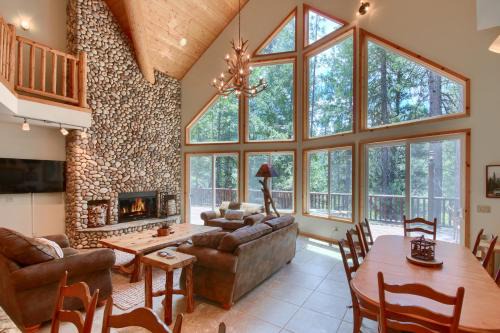 Rivercrest Lodge with Hot Tub-Pool Table-Firepit