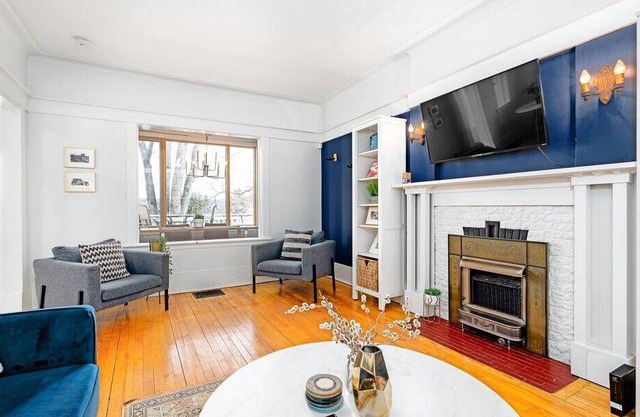 Riverdale. Sleeps 5. 5 Min to DT. 2 BD 1 Bath.