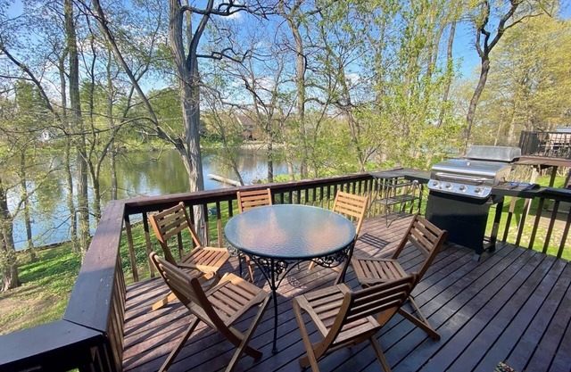 Riverfront home in village—walk downtown—park and hike/bike trails—kayaks.