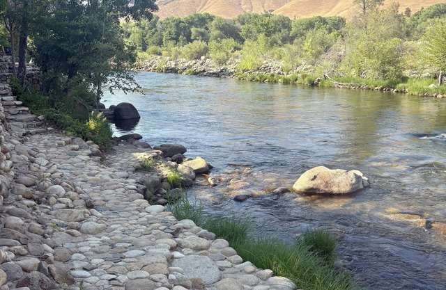 Riverfront 2BR w/ Saline Hot Tub, Private Beach & Walkable Kernville
