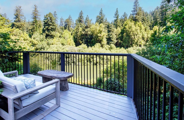 Riverfront 3 Bed 2 1/2 Bath,HOT TUB,Private Beach,Kayaks/SUP Board+ Pet Friendly