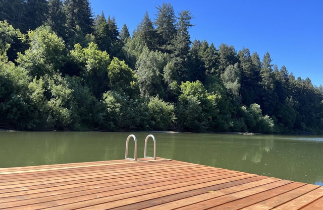 ~Riverfront 3 Bed 2 Bath + hot tub, private dock & watercraft. 3/4 mile to town~
