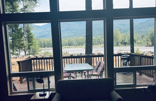 Riverfront and mountain view cabin with WiFi in Packwood