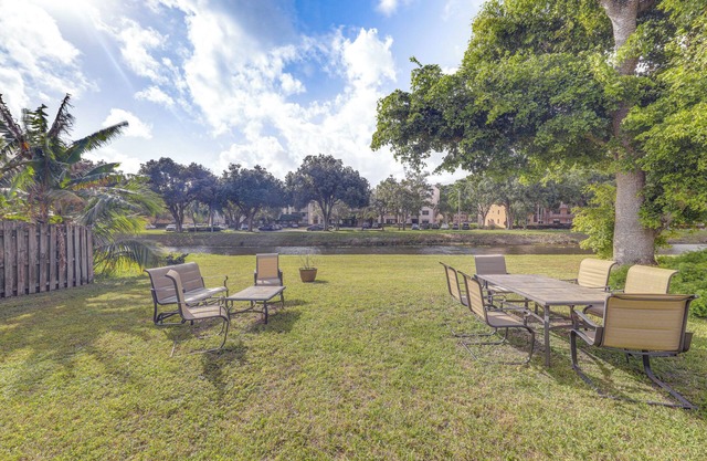 Riverfront Backyard & Grill: Sunrise Family Home