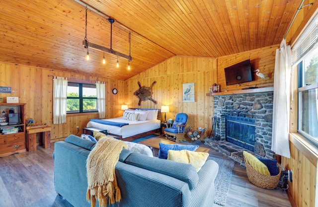 Riverfront Berryville Retreat w/Fire Pit & BBQ!