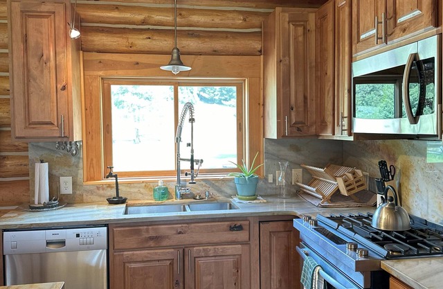 RIVERfront Cabin under the BIG SKY