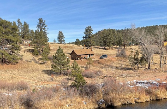 Riverfront Cabin. Located on the "Gold Medal" waters, of the South Platte River