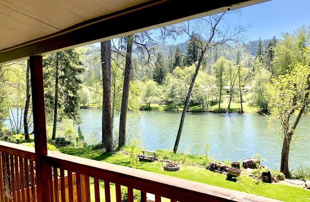 * NEU * "Cabin on The Rogue" - Angeln, Rafting, Tor zum Crater Lake! schläft 2-4