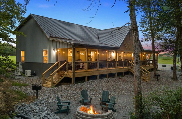 Riverfront Cabin~Sleeps 18~Private River Boat Ramp~20 Min drive Lake Cumberland
