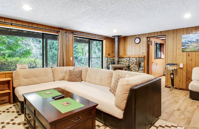 Riverfront cabin on the Stillaguamish with private beach & deck