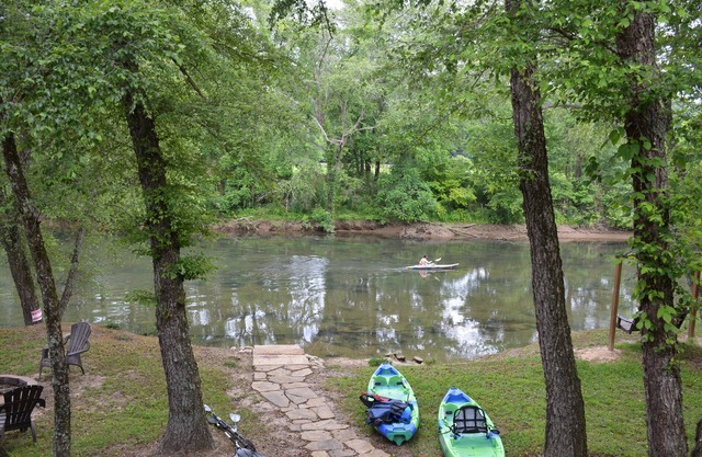 Riverfront cabin located steps from the beautiful Toccoa River w/hot tub