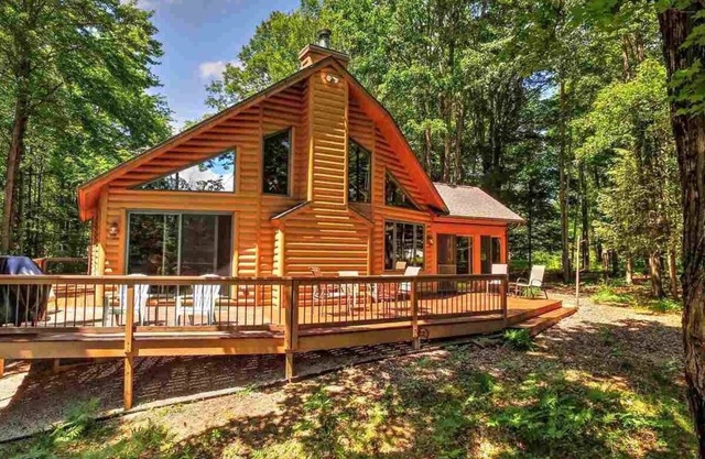 Familienfreundliche Hütte am Ufer des Betsie River. In der Nähe von Crystal Mountain.