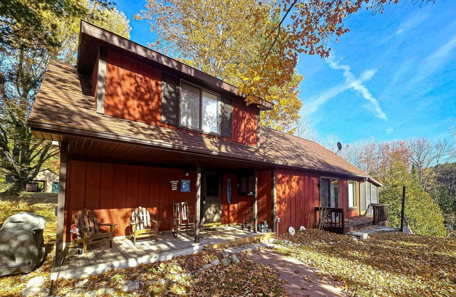 Riverfront Cabin with Stunning Views, Fire pit, Gas Grill & WIFI