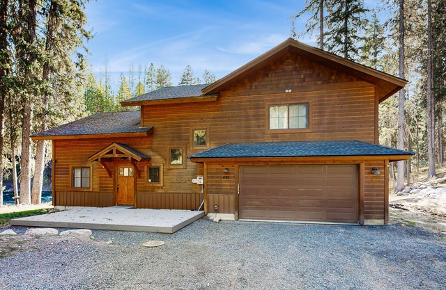 Riverfront Cabin with private hot tub, sauna, loft, fireplace, and free WiFi
