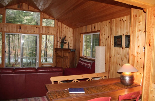 Riverfront Cabin mit Panoramablick, Whirlpool und Abgeschiedenheit