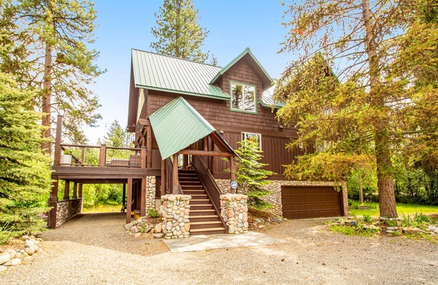 Riverfront cabin with large deck, gorgeous view, woodstove, & quiet location