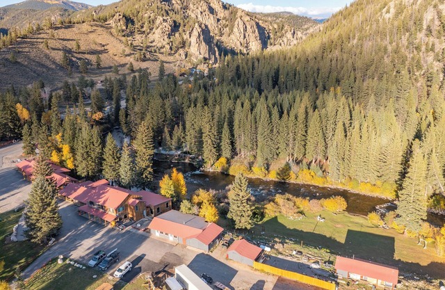 Riverfront Cabins: Fish, Raft & Ride in Colorado's Outdoor Playground