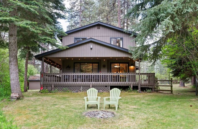 Riverfront Camp Sherman Getaway