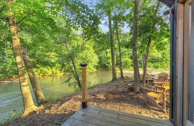 Riverfront Camping Pod, W/ Bath House, Close to DT