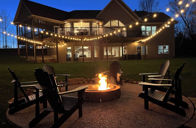 Riverfront Chalet on 5 acres~GameRoom~Spa~Gym~Firepit~Theater~2min to CrystalMtn