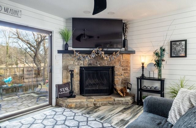Riverfront Condo, Super Conveniently Located!