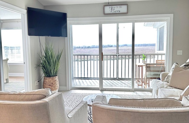 Riverfront Condo w/Boat slip. River Views! Walk downtown!