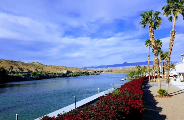Riverfront Condo mit Resort wie Ausstattung