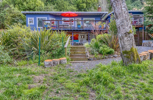 Riverfront cottage w/ hot tub, lush gardens, privacy & river access, pets ok!