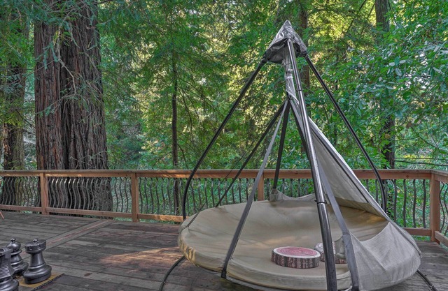 Cottage am Fluss in Redwoods mit Decks + Strand!