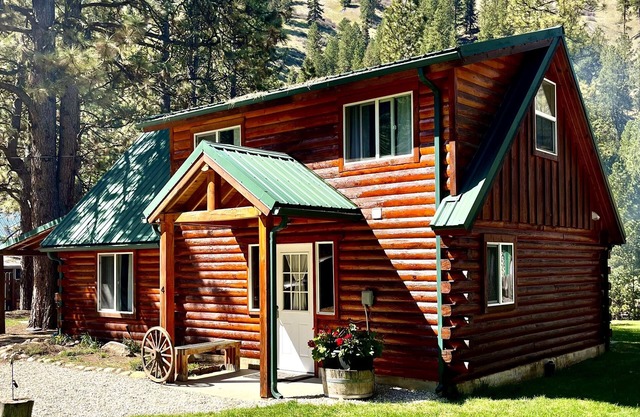 Riverfront Cozy Cabin with spacious hot tub on the Middle Fork Payette River.