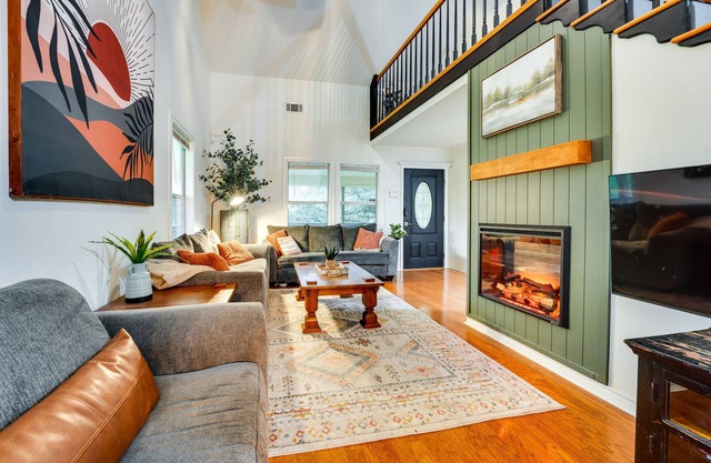 Riverfront Cuero Vacation Home w/ Spacious Deck!