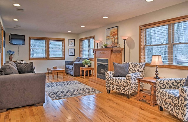 NEU! Riverfront 2BR Elkins Haus mit Kamin & Deck