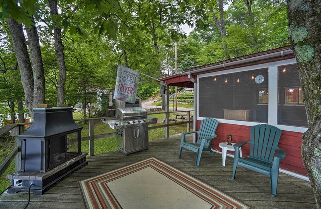 Riverfront Escape w/ Dock: 19 Mi to Saratoga!