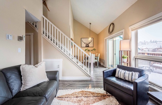 Riverfront Family-Friendly 4BR, Walkable , King Bed, Peak Fall Leaves